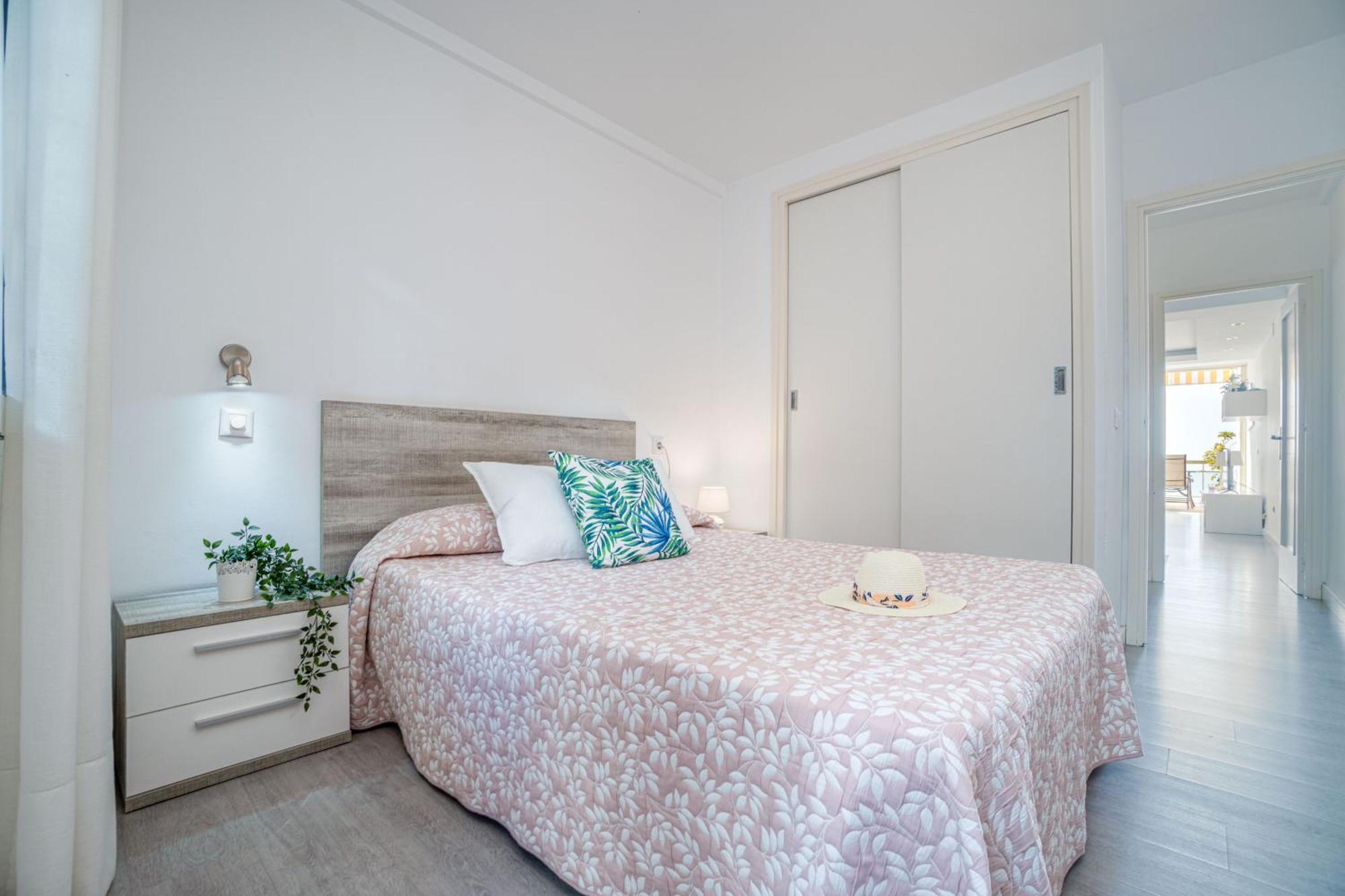 Apartment Meda Chica Roses Bagian luar foto