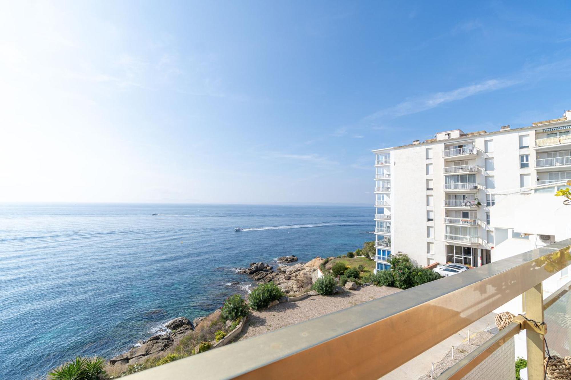 Apartment Meda Chica Roses Bagian luar foto