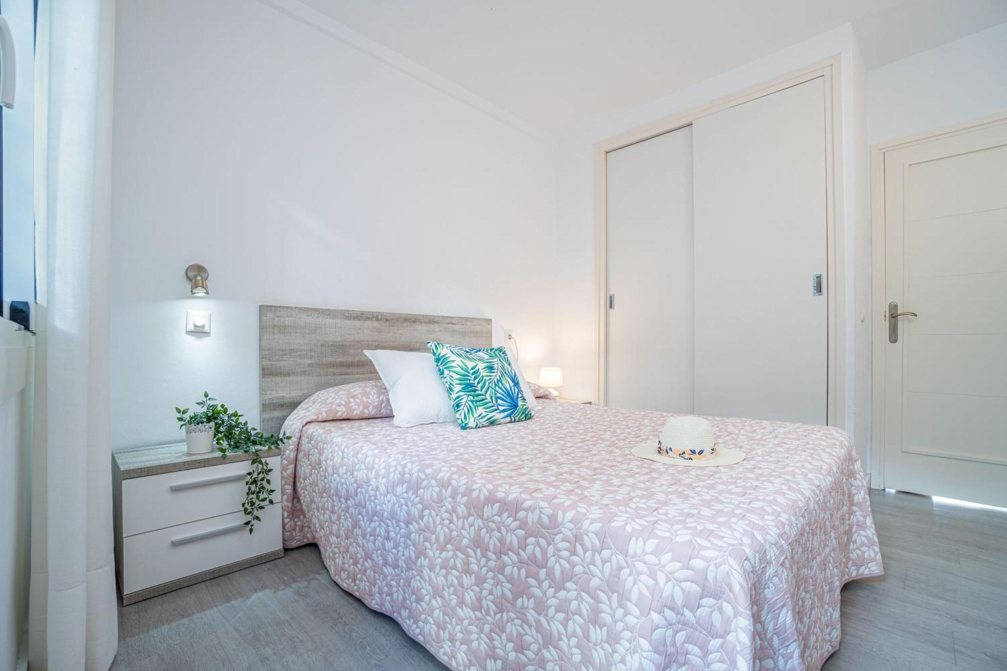 Apartment Meda Chica Roses Bagian luar foto